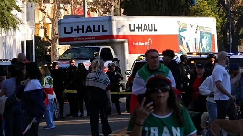 Caminhão da U-Haul percorre Los Angeles em marcha de apoio ao povo iraniano