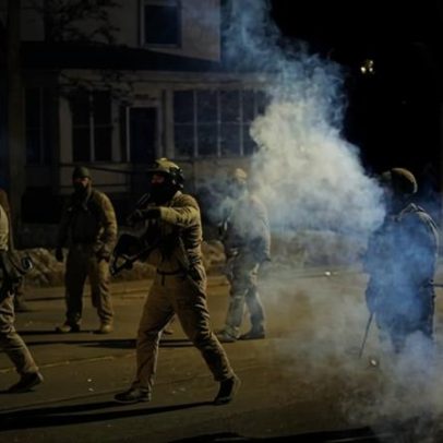 Agentes de imigração atiram em homem em Minneapolis durante tensões na cidade