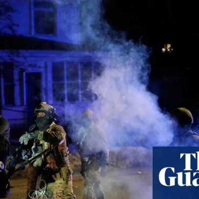 Agente federal em Minneapolis atira em homem em meio a tensões
