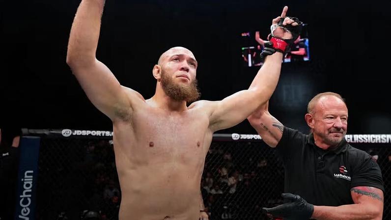 Valter Walker comemora a vitória sobre Louie Sutherland no card preliminar do UFC 321. (Foto por Chris Unger/Zuffa LLC)