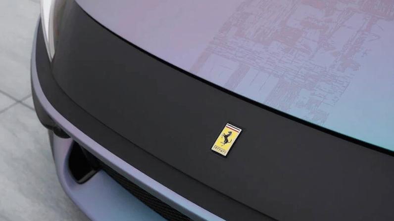 12Cilindri: por fora tem design único. Por dentro do capô está o mesmo V12