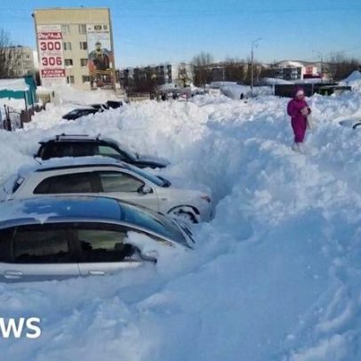 Neve recorde deixa carros presos e moradores isolados no Extremo Oriente russo