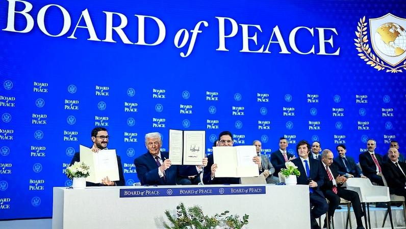Trump exibe assinatura na Carta do Conselho de Paz no Fórum Econômico Mundial, em 22 de janeiro de 2026. (Foto: Wikiedia)