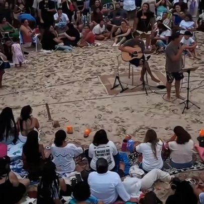 Culto ao amanhecer reúne cerca de 5 mil pessoas em praia de SC