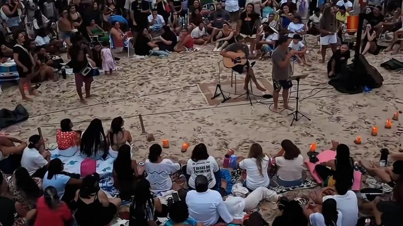 O culto na praia. (Foto: Reprodução/Instagram/Surf House Comunidade Cristã)