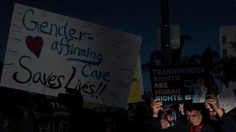 Funcionários federais dos EUA apresentam denúncia contra veto a cuidados de afirmação de gênero
