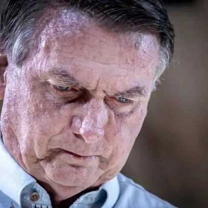 Bolsonaro cai, bate a cabeça em móvel, diz Michelle