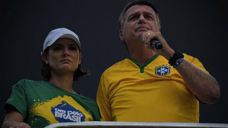 Transferência de Bolsonaro para Papudinha é attribuída a articulação de Michelle com ministros do STF; ela conversou com Moraes