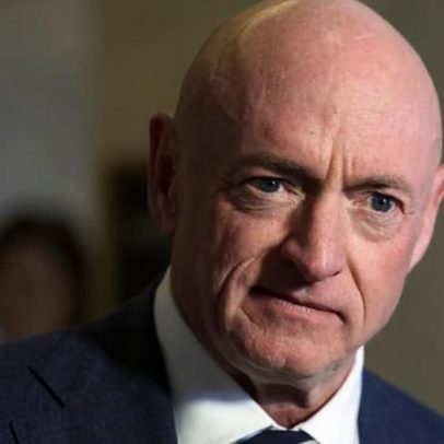 Senador Mark Kelly entra com ação contra Hegseth e Departamento de Defesa
