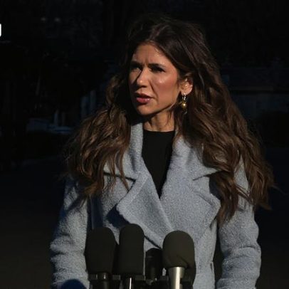 Kristi Noem repete Trump diante ameaças do Insurrection Act em Minneapolis