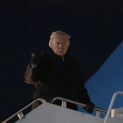Air Force One retorna de Davos após leve problema elétrico