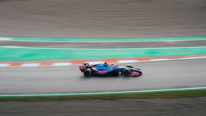 Ocon, da Alpine, em ação no primeiro dia do Barcelona Shakedown da F1 2026 — Foto: Divulgação/Alpine