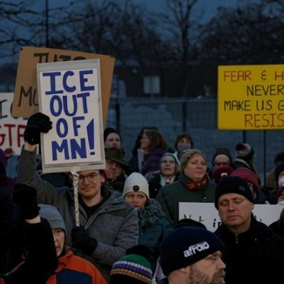Escolas de Minneapolis cancelam aulas após tiroteio fatal com oficial do ICE