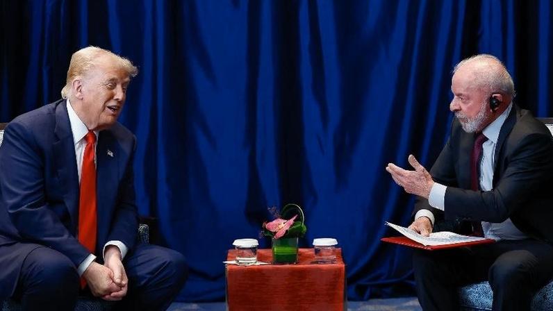 Lula em conversa com Donald Trump em Kuala Lumpur, na Malásia