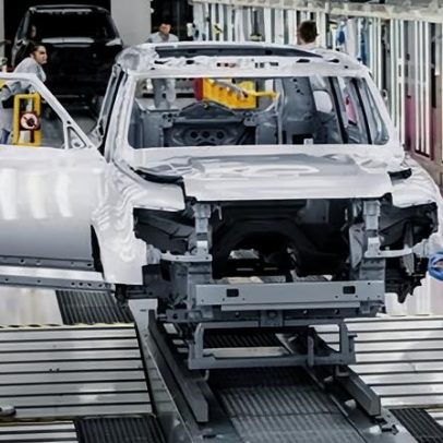 Vendas da Jaguar Land Rover caem com tarifas dos EUA e ataque cibernético