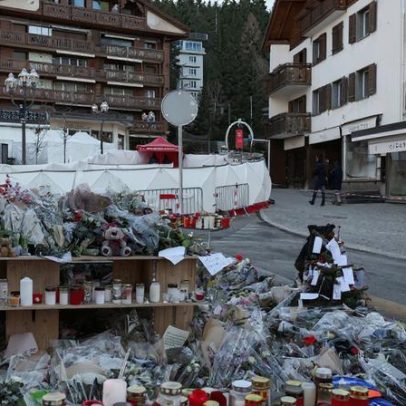 Espuma acústica em bar suíço: fiscalização exigida por lei, diz oficial