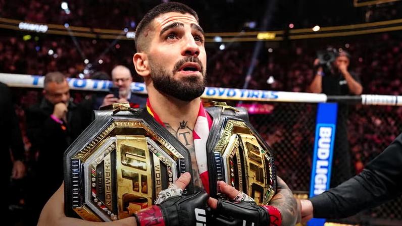 Ilia Topuria segura dois cinturões após a vitória contra Charles Oliveira na luta principal do UFC 317. (Foto por Jeff Bottari/Zuffa LLC)
