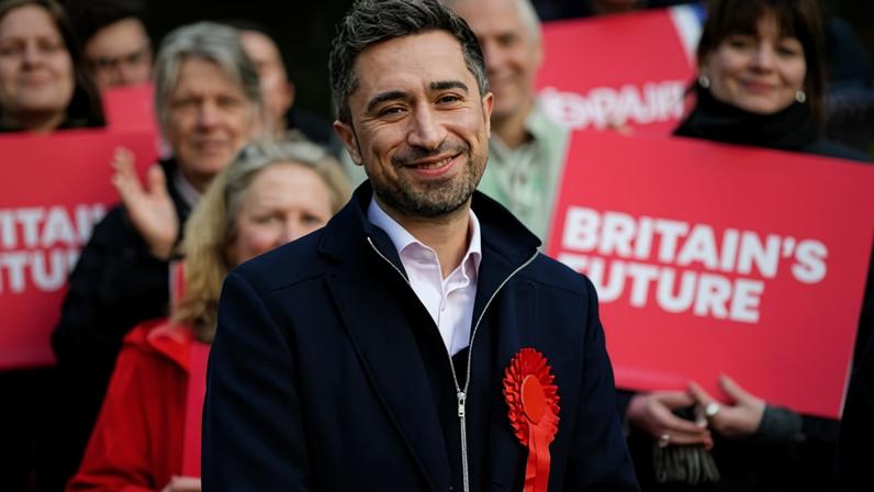 Keir Starmer promete ação após cancelamento de visita escolar de MP judeu