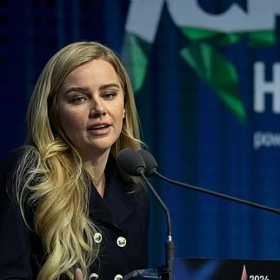Influenciadora holandesa Eva Vlaardingerbroek proibida de entrar no Reino Unido