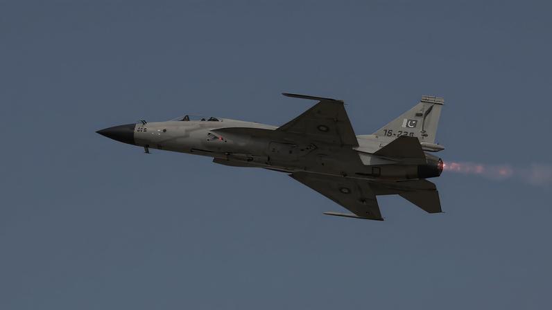 Paquistão mira acordo de defesa com Bangladesh e venda de JF-17