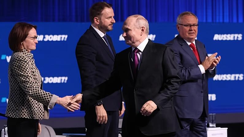 Vladimir Putin saludaba a la presidenta del banco central Elvira Nabiullina durante el VTB Investment Forum el pasado 2 de diciembre.
