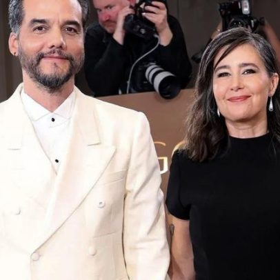 Sandra Delgado esposa de Wagner Moura, aposta em look discreto e cabelos brancos