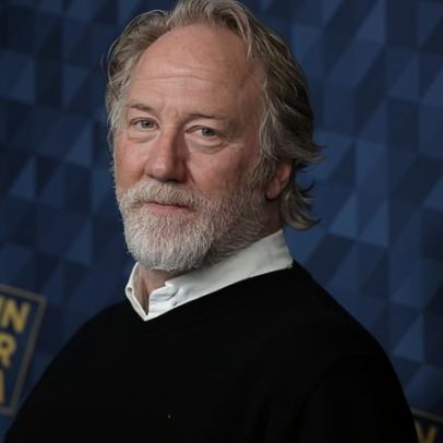 Timothy Busfield continua foragido dias após acusações de abuso infantil