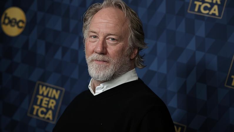 Timothy Busfield continua foragido dias após acusações de abuso infantil