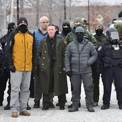 Meios alemães comparam casaco de oficial da fronteira dos EUA a visual nazista