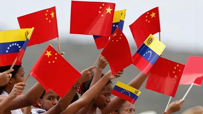 Venezuelan children wave flags as they welcome China’s Xi Jinping at Simón Bolívar airport in Caracas in 2014.