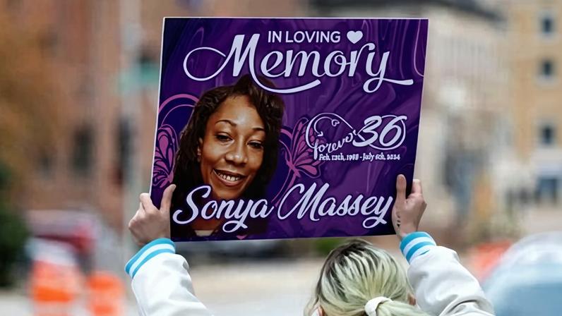 A person rallies outside the Peoria county courthouse during the trial of Sean Grayson on 22 October 2025.