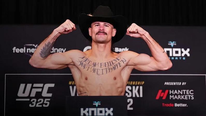 Diego Lopes enfrenta Alexander Volkanovski na luta principal do UFC 325, valendo o cinturão peso-pena. (Foto por Jeff Bottari/Zuffa LLC).