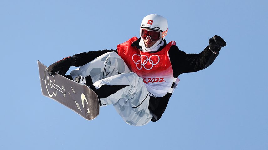 Fotografia do Patrick Burgener, da equipe suíça, executa uma manobra durante o treino antes da final do halfpipe masculino de snowboard.