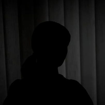 Mulher vítima de abuso infantil critica atraso de anos para julgar o pai