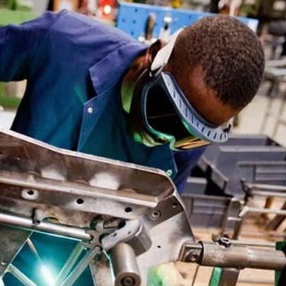 Confiança empresarial britânica cai ao fim de 2025, apontam pesquisas