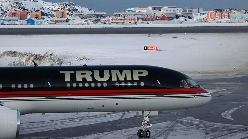 Foto de EMIL STACH/Ritzau Scanpix/AFP via Getty Images Uma aeronave que supostamente transportava o empresário americano Donald Trump Jr. chega a Nuuk, na Groenlândia, em 7 de janeiro de 2025