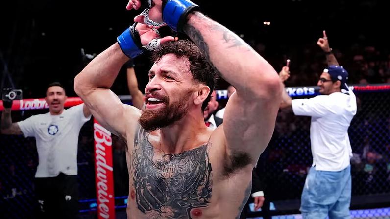 Mauricio Ruffy comemora a vitória sobre Rafael Fiziev no card principal do UFC 325, em janeiro de 2026. (Foto por Jeff Bottari/Zuffa LLC)