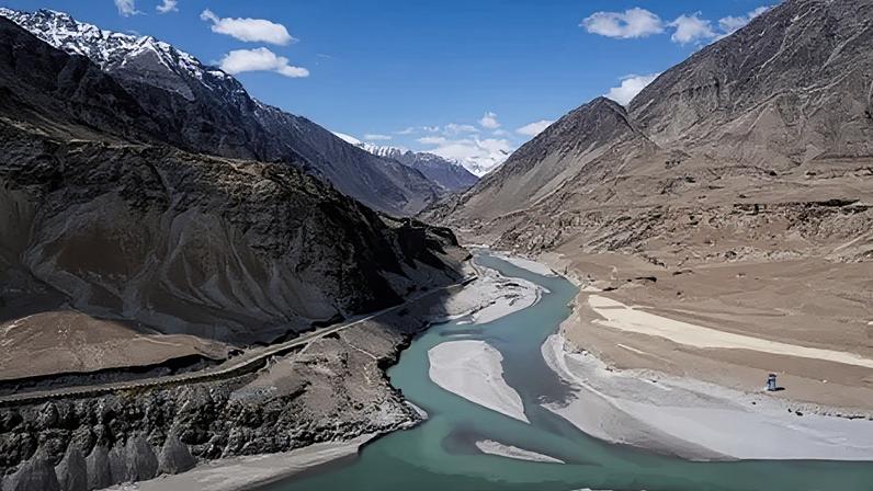 Himalaias ficam nus e rochosos após menor neve de inverno, alertam cientistas