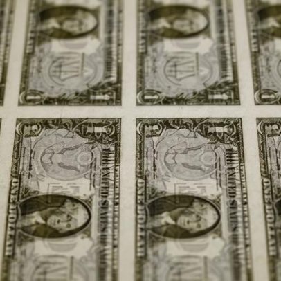 Dólar atinge menor nível em quatro anos