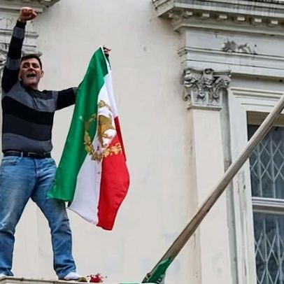 Manifestante derruba bandeira da embaixada iraniana em Londres