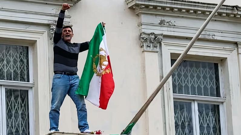 Manifestante derruba bandeira da embaixada iraniana em Londres