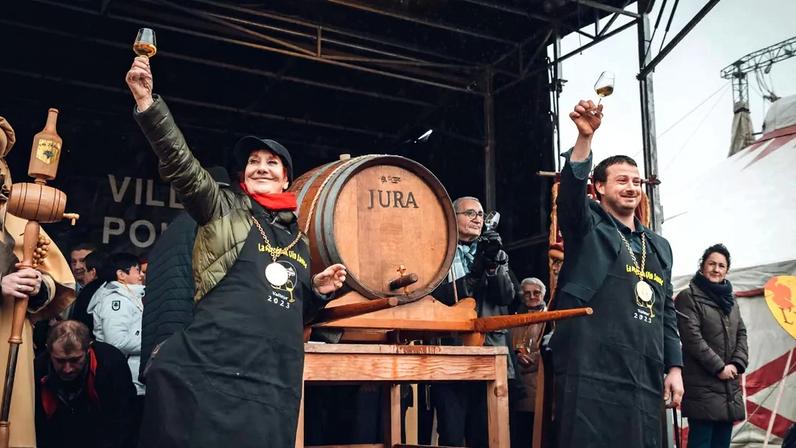La percée du vin jaune par les maîtres de cérémonie.