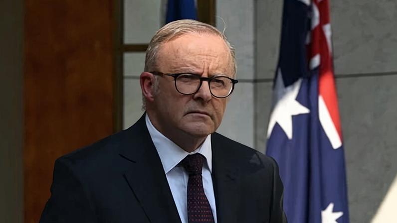 Albanese recua após recusa à comissão real; decisão chega tarde