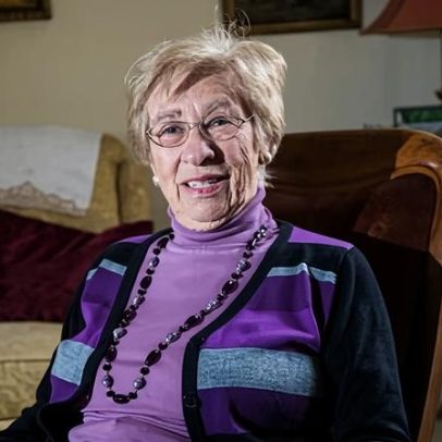 Sobrevivente de Auschwitz Eva Schloss morre aos 96; homenagens de Charles III