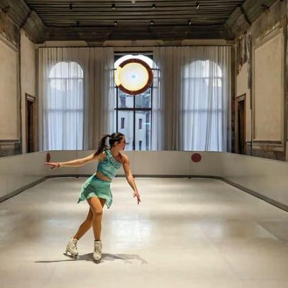 Artista instala pista de patinação em palácio de Veneza