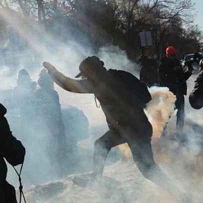 Agentes dos EUA usam gás lacrimogêneo contra manifestantes em Minneapolis