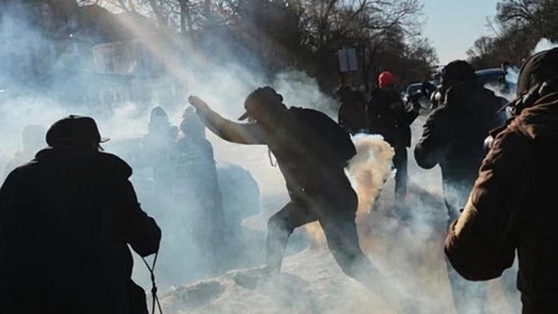 Agentes dos EUA usam gás lacrimogêneo contra manifestantes em Minneapolis