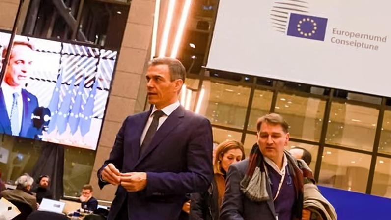 Spanish PM Pedro Sánchez (centre) was among senior government figures whose phones were targeted.