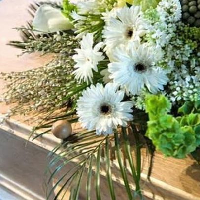 Dois homens acusados por colapso de funerária britânica que deixou 46 mil