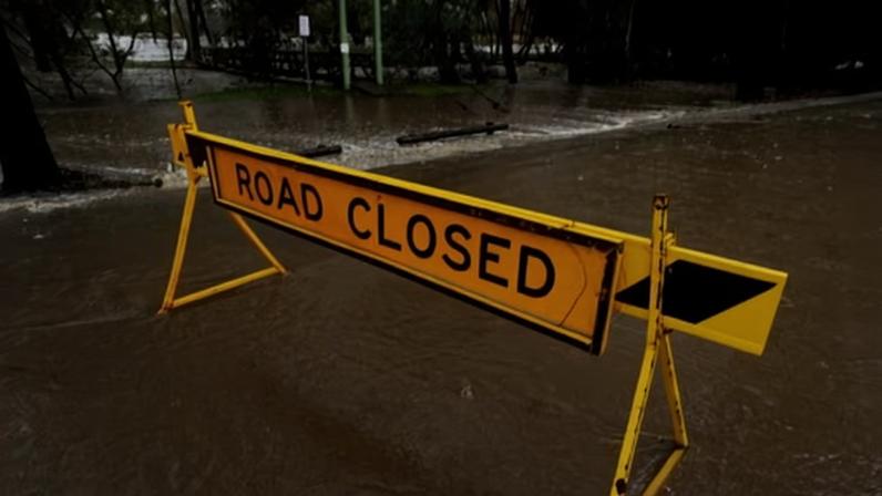 Inundações rápidas atingem a Great Ocean Road; carros arrastados para o mar